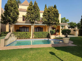 Modern 2 Bedroom apartment with club house pool